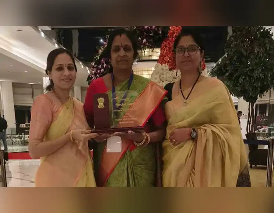 గణతంత్ర వేడుకల్లో అంగన్వాడీ టీచర్.. ప్రత్యేక షీల్డ్ బహూకరించిన కేంద్రమంత్రి ..!