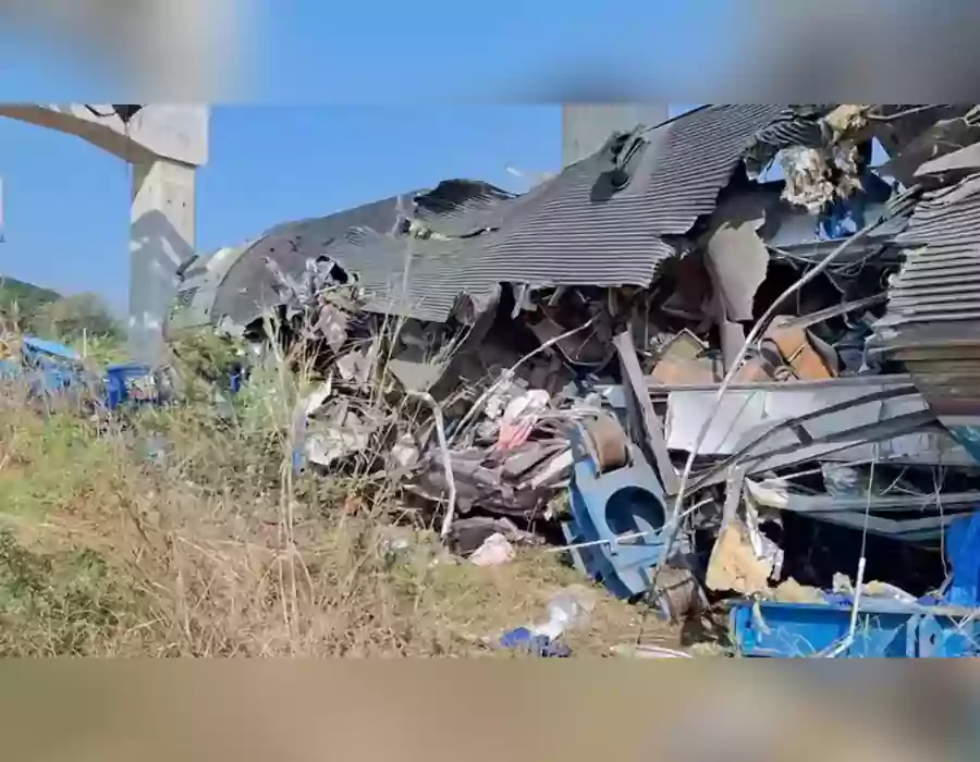 రైలుపై కూలిపోయిన క్రేన్… 22 మంది మృతి, 30 మందికి గాయాలు