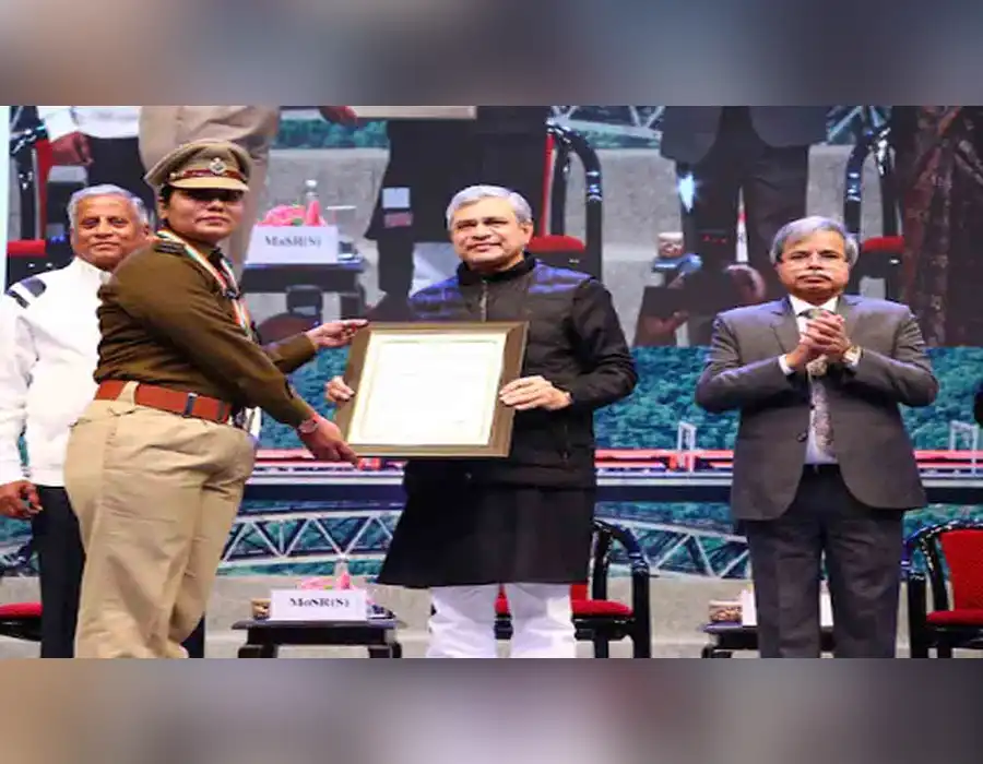 150 మందికి పైగా పిల్లలను రక్షించిన మహిళా పోలీస్‌ అధికారిణి.. రైల్వే అత్యున్నత పురస్కారం