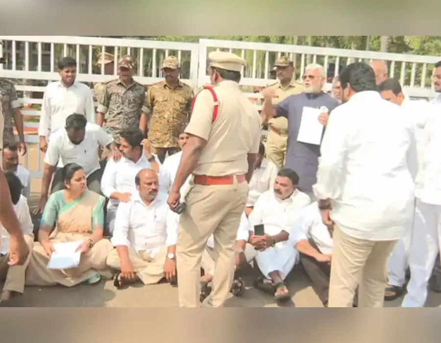 ఏపీ డీజీపీ ఆఫీస్ ముందు వైఎస్సార్సీపీ నేతల ధర్నా