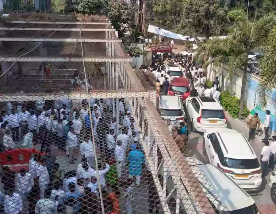 సిట్ విచారణకు కేటీఆర్.. తెలంగాణ భవన్ వద్ద కార్యకర్తలను అడ్డుకున్న పోలీసులు