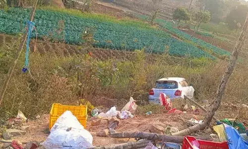 కూరగాయలు అమ్ముతున్న మహిళలపైకి దూసుకెళ్లిన కారు..ఒకరు మృతి