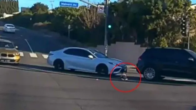 కదులుతోన్న కారులోంచి కిందపడిన చిన్నారి.. తల్లి అరెస్ట్