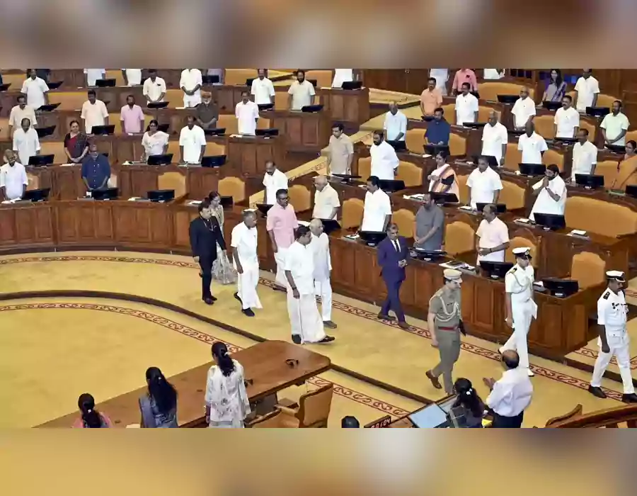 కేరళ అసెంబ్లీలోనూ వివాదం.. ప్రసంగంలో కొన్ని పేరాలు చదవని గవర్నర్