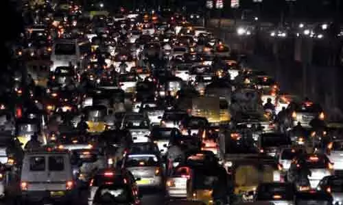 నాంపల్లిలో భారీగా ట్రాఫిక్.. ఇటువైపు రావోద్దంటూ పోలీసులు..