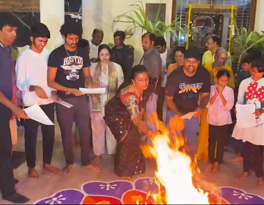 భోగి మంటల్లో జీవోలు దహనం చేసిన వైసీపీ