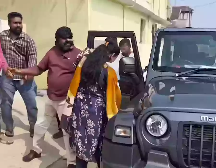 వైసీపీ నేత- కారులో మహిళతో ఉండగా చుట్టుముట్టిన భర్త.. నడిరోడ్డుపై దేహశుద్ధి!