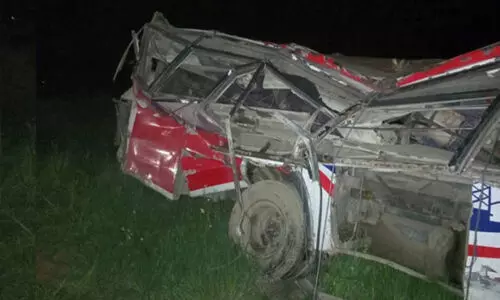 లోయలో పడిన పెళ్లి బృందం బస్సు: 13 మంది మృతి