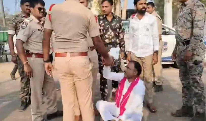 బీఆర్‌ఎస్‌ పోలింగ్‌ ఏజెంట్‌ను ఈడ్చేసిన పోలీసులు..