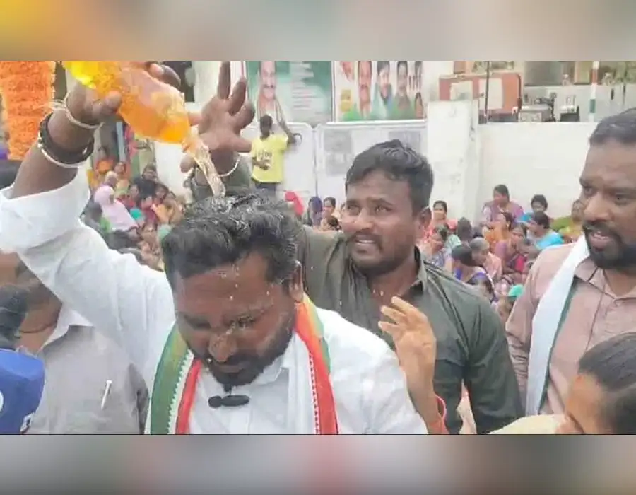 సూర్యాపేటలో ..! టికెట్ రాలేదని పెట్రోల్ పోసుకొని కాంగ్రెస్ నాయకుడి ఆత్మహత్యాయత్నం