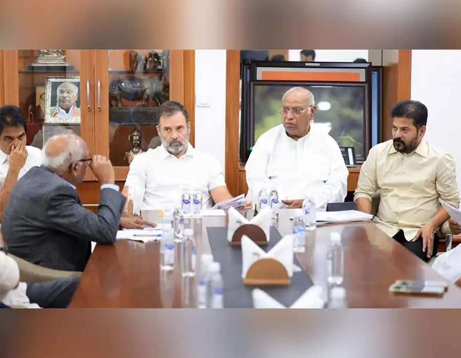 కీలక హామీల అమలుపై ఖర్గే, రాహుల్ తో సీఎం రేవంత్ ఆరా