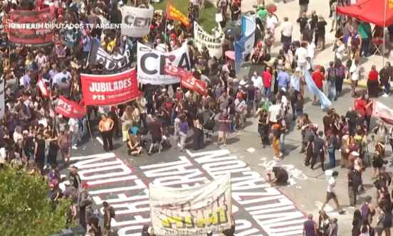 ప్రభుత్వానికి వ్యతిరేకంగా అర్జెంటీనాలో భారీ నిరసనలు