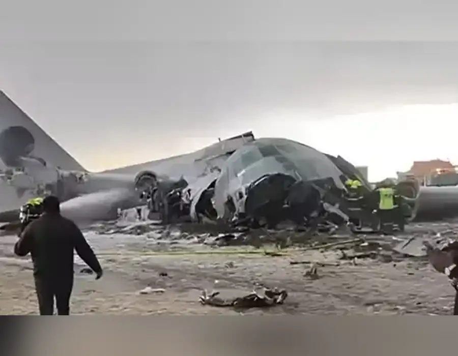 రోడ్డుపైకి దూసుకెళ్లిన విమానం: 15 మంది మృతి