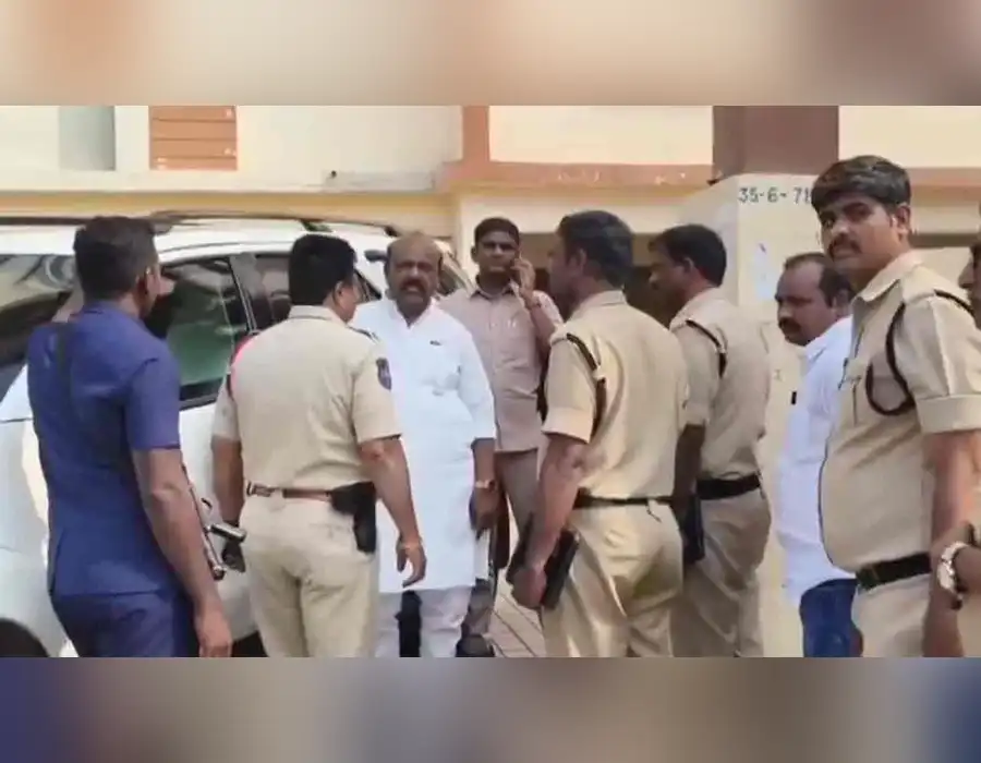 చైర్మన్ ఎన్నికకు వెళ్లకుండా మధుసూదనచారిని అడ్డుకున్న పోలీసులు