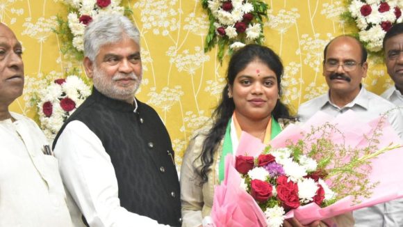 రికార్డు సృష్టించిన స్పీకర్ కుమార్తె