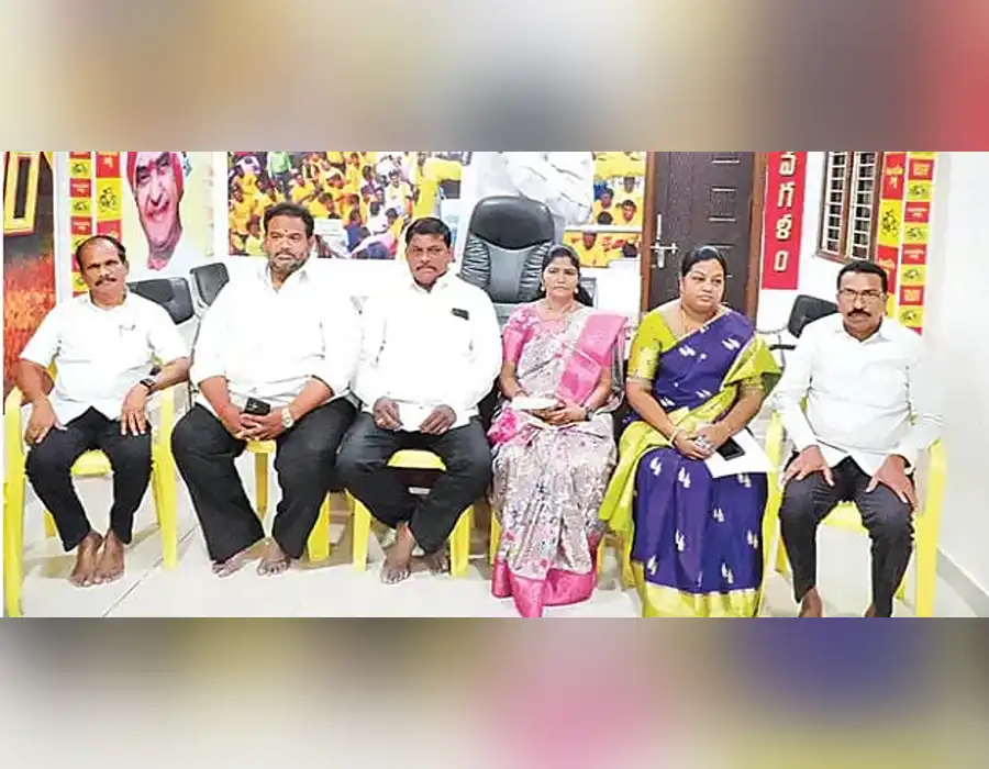 వైసీపీ చైర్‌పర్సన్ సహా నలుగురు కౌన్సిలర్ల జంప్!