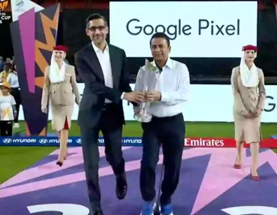 వరల్డ్‌కప్ ట్రోఫీతో గూగుల్ సీఈవో..