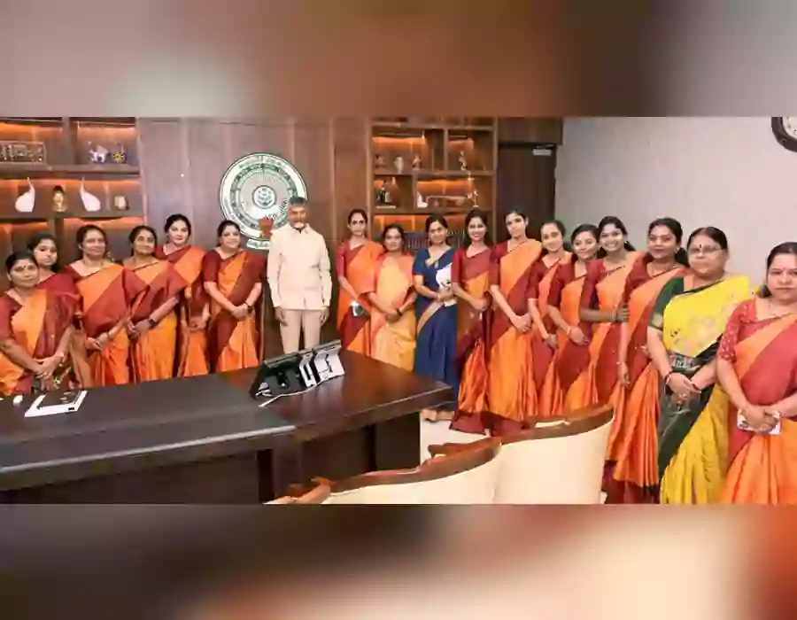 సీఎం చంద్రబాబును కలిసిన మహిళా ప్రజాప్రతినిధులు