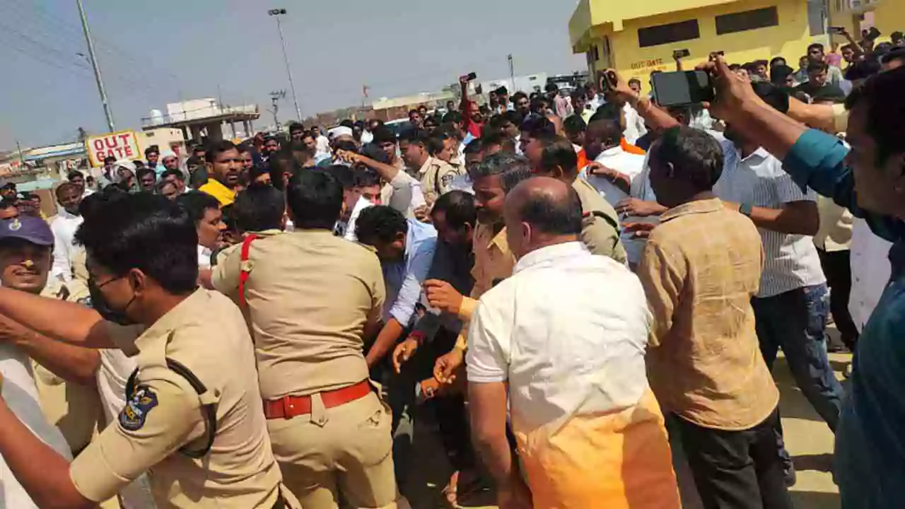 ఎల్లారెడ్డిలో ఉద్రిక్తత.. రోడ్డుపై బైఠాయించిన మాజీ ఎమ్మెల్యే జాజాల సురేందర్