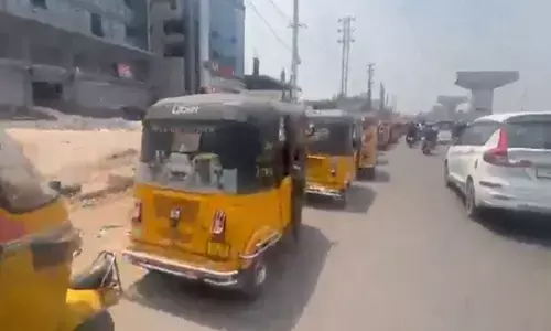 హైదరాబాద్ లో పలు పెట్రోల్ బంక్‌లలో నో స్టాక్ బోర్డులు