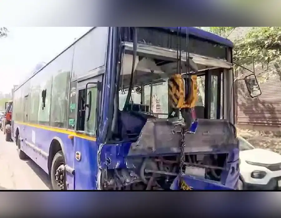 పాదచారులపైకి దూసుకెళ్లిన బస్సు.. ఇద్దరు మృతి.. బస్సును తగలబెట్టిన స్థానికులు