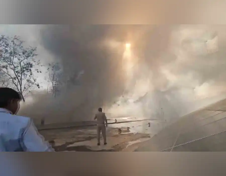కాండ్లా సెజ్‌లో భారీ అగ్నిప్రమాదం..