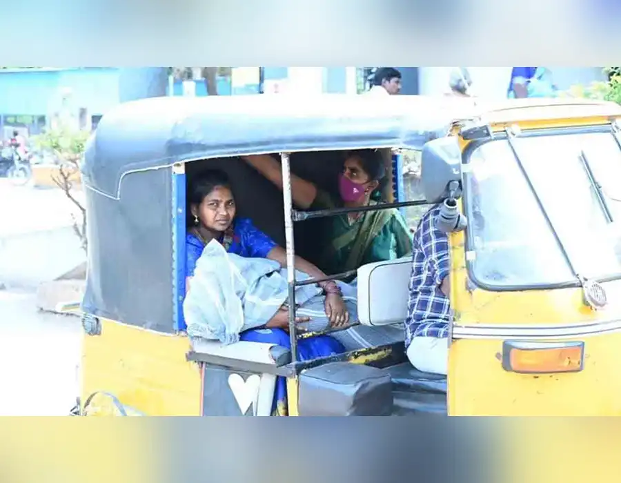 అంబులెన్సులు లేక ఆటోలోనే.. వరంగల్ ఎంజీఎం ఆసుపత్రిలో పరిస్థితి ఇలా..