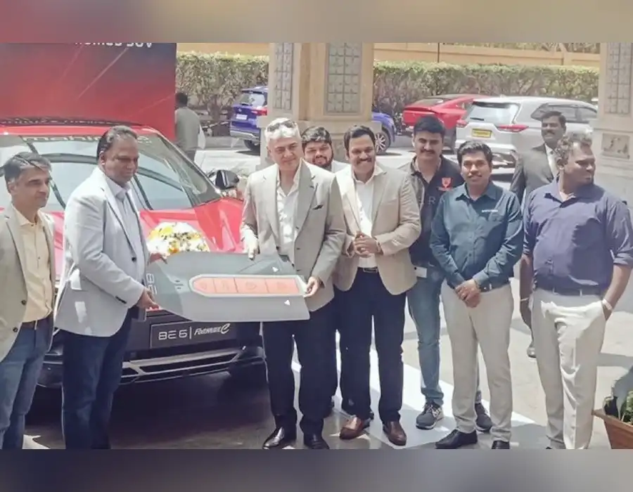 అజిత్‌ కు 30 లక్షల గిఫ్ట్.. ప్రపంచంలోనే మొదటి ఫార్ములా E థీమ్ SUV