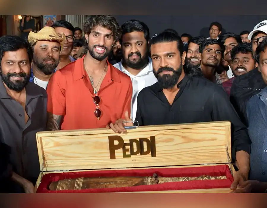 పెద్ది సెట్స్‌లో తిలక్ వర్మ.. బ్యాట్‌ గిఫ్ట్‌గా ఇచ్చిన రామ్ చరణ్..!