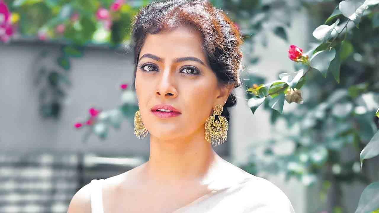 హీరోయిన్ల డ్రెస్సింగ్‌పై వివాదం…ఘాటుగా స్పందించిన వ‌ర‌ల‌క్ష్మీ శ‌ర‌త్ కుమార్‌