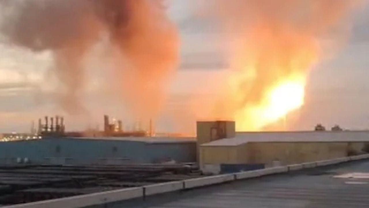 బహ్రెయిన్ ఆయిల్ రిఫైనరీపై ఇరాన్ దాడి.. 75 మిస్సైల్స్, 123 డ్రోన్లతో విద్వంసం