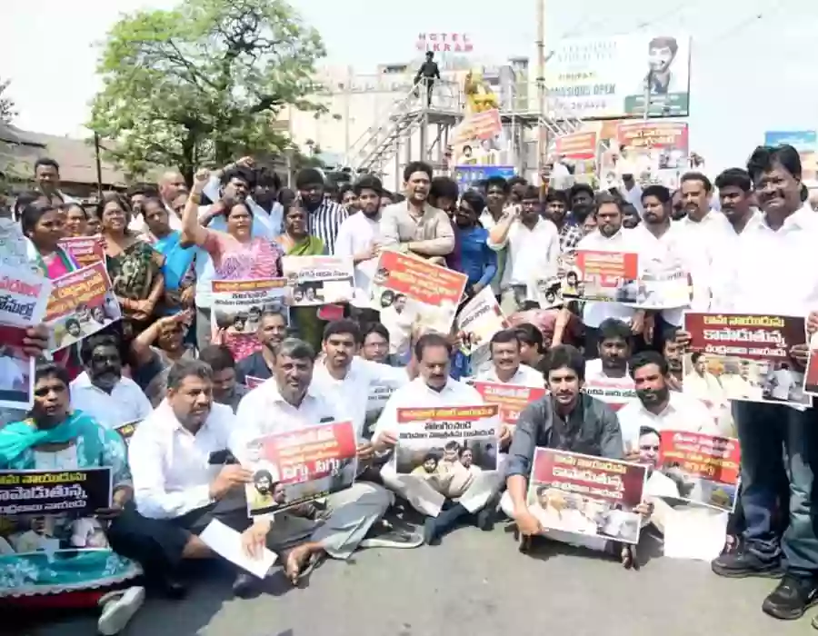 అంబేద్క‌ర్ విగ్ర‌హం ఎదుట వైసీపీ నిర‌స‌న‌