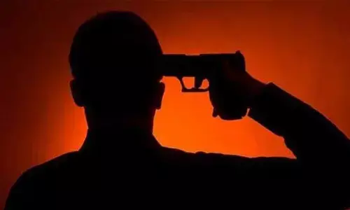 పోలీస్ స్టేషన్ లో తుపాకీతో కాల్చుకున్న కానిస్టేబుల్