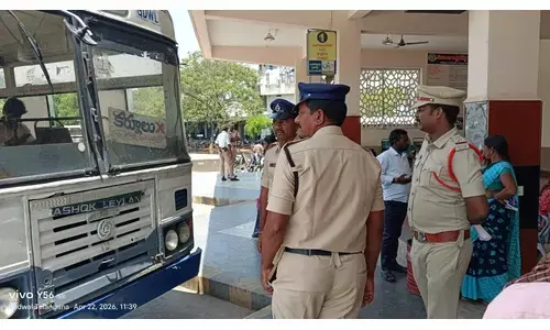 పోలీసుల పహారా… గద్వాల్ లో బయటకు కదులుతున్న ఆర్టీసి బస్సులు