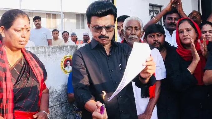 డీలిమిటేషన్‌ ప్రతులను దహనం చేసిన సీఎం స్టాలిన్‌