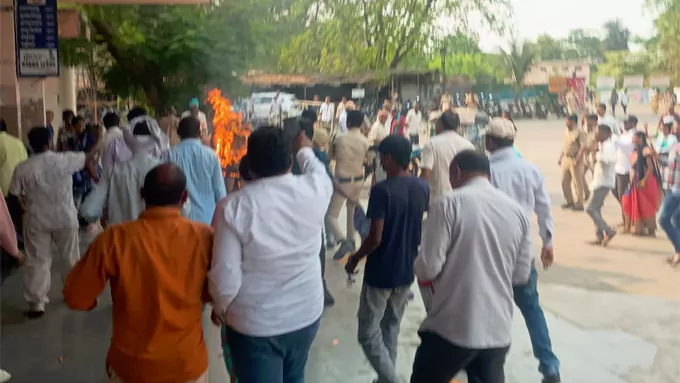పెట్రోల్‌ పోసుకుని నిప్పంటించుకున్న RTC డ్రైవర్‌