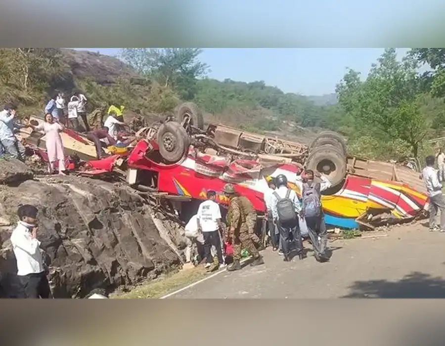 కొండపైనుంచి బస్సు బోల్తా.. 15 మంది మృతి!