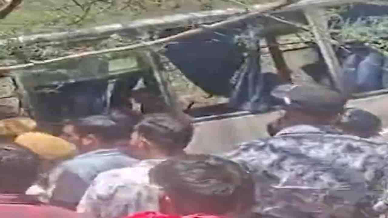 లోయలో పడిన బస్సు.. ఇద్దరు మహిళలు మృతి, 31 మందికి గాయాలు