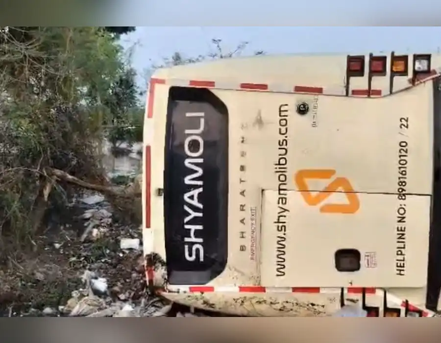 హైవేపై బోల్తా పడ్డ ప్రైవేట్ ట్రావెల్స్ బస్సు..