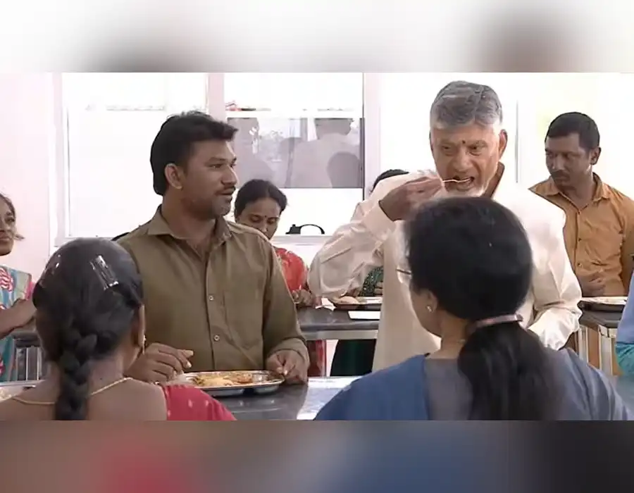 అన్న క్యాంటీన్‌లో బ్రేక్ ఫాస్ట్ చేసిన చంద్రబాబు దంపతులు..