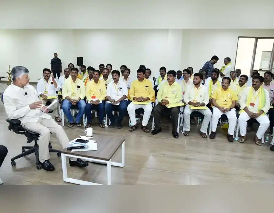 టీడీపీ కార్యకర్తలతో చంద్రబాబు ‘కాఫీ కబుర్లు’