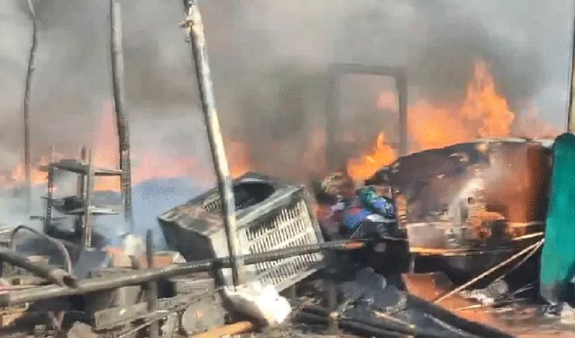 మురికివాడలో భారీ అగ్నిప్రమాదం.. మంటలు ఆర్పుతున్న ఫైర్‌ సిబ్బంది.