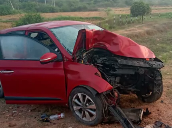 సూచిక బోర్డును ఢీకొట్టిన కారు: ముగ్గురు మృతి