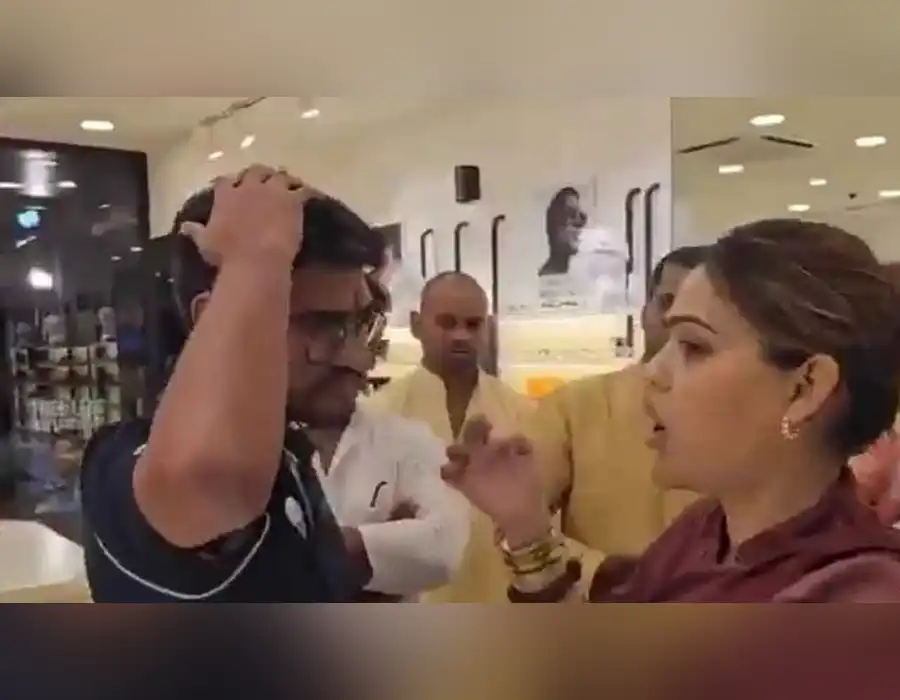 లెన్స్‌కార్ట్ స్టోర్‌లోకి దూసుకెళ్లి.. సిబ్బందికి బొట్టు పెట్టిన బీజేపీ మ‌హిళా నేత‌..