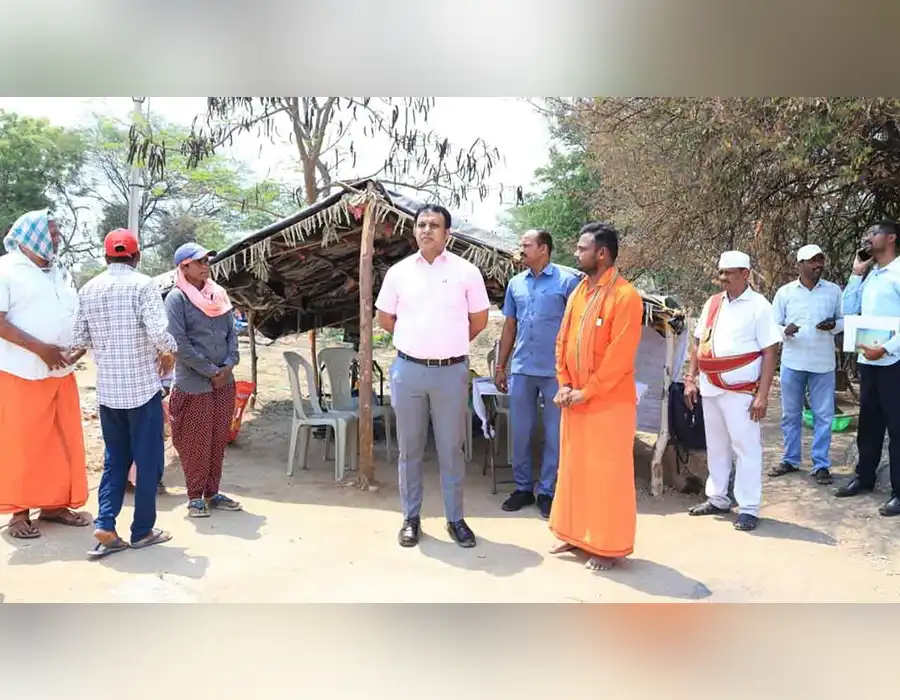 ధాన్యం కొనుగోలు కేంద్రం నిర్వాహకులపై కలెక్టర్‌ ఆగ్రహం