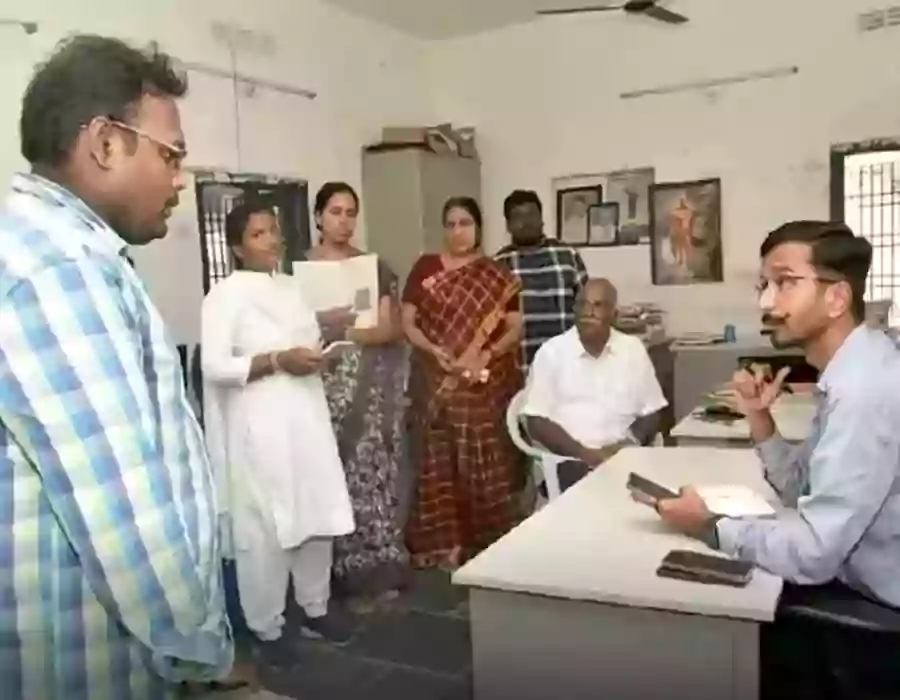 నైట్ ప్యాంటుతో ఆఫీసుకా? అసిస్టెంట్‌ను సస్పెండ్ చేసిన కలెక్టర్