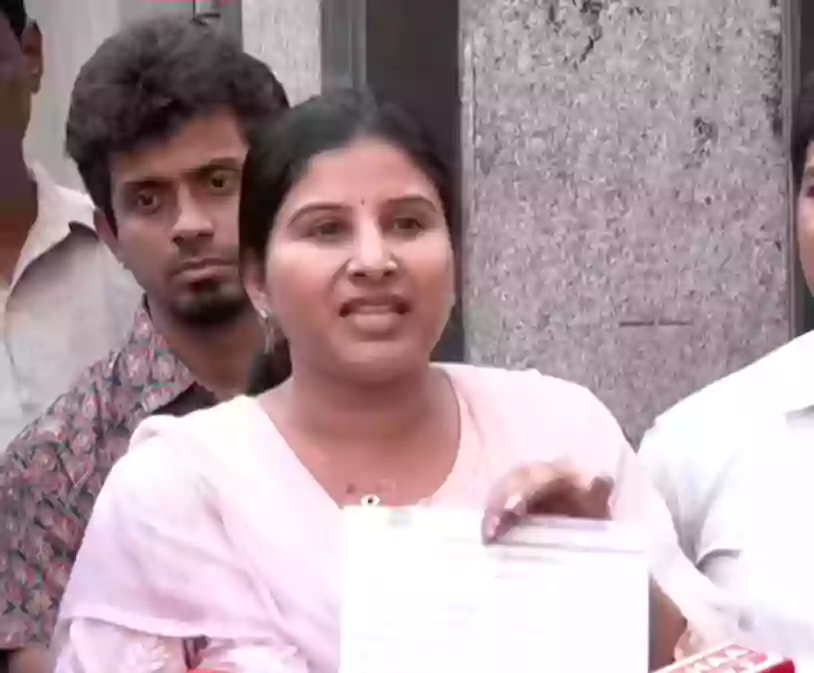 శ్రీముఖిపై అతడి కన్ను పడింది, అందుకే నన్ను టార్గెట్ చేశాడు..సింగర్ మంగ్లీ సంచలన ఆరోపణలు