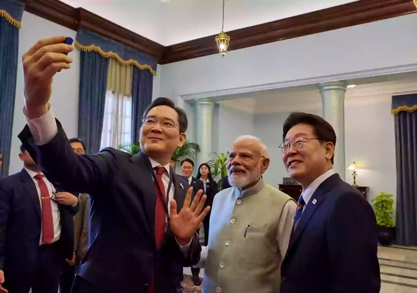 మోదీ, కొరియా ప్రెసిడెంట్‌తో శాంసంగ్ బాస్ సెల్ఫీ..