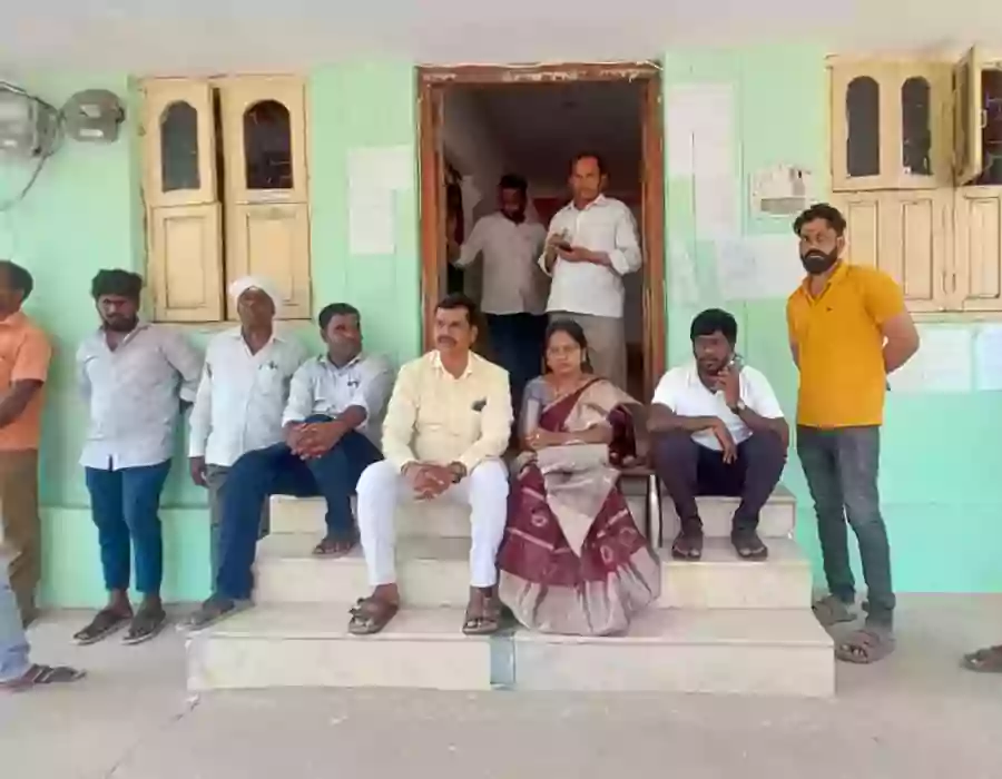 పంచాయతీ కార్యాలయం ముందు మహిళా సర్పంచ్ నిరసన