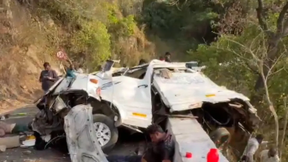 ఘోర రోడ్డు ప్రమాదం.. 10 మంది మృతి